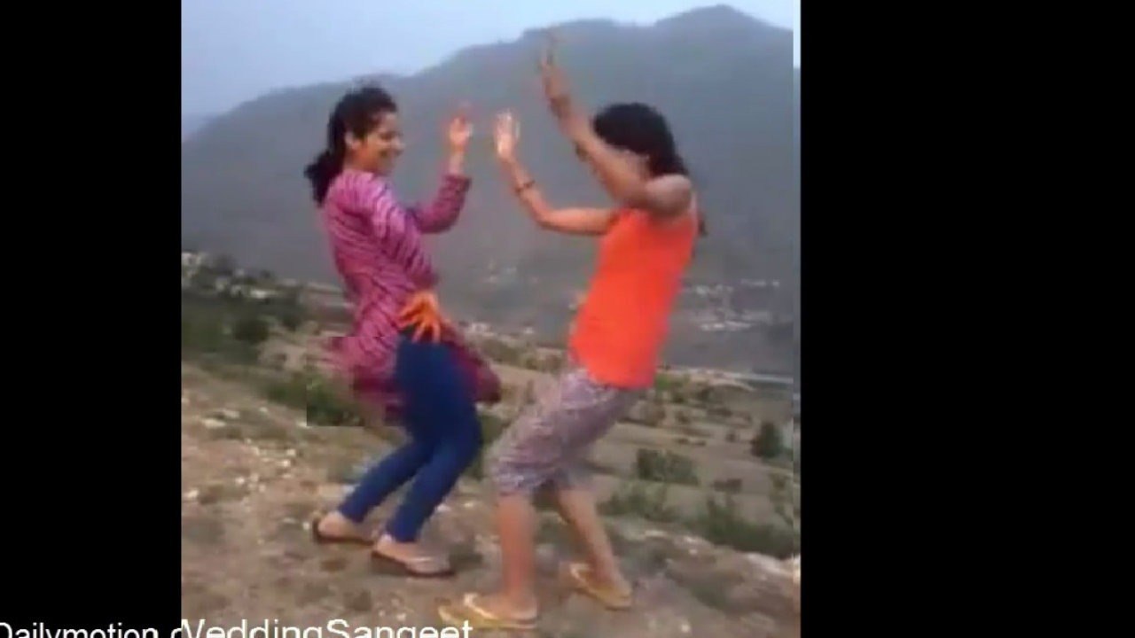 Islamabad Girls Enjoying At Murree Dance On Road