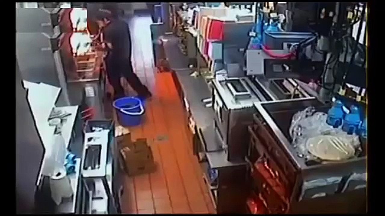 Une employée de Mcdo tombe dans un seau d’huile bouillante