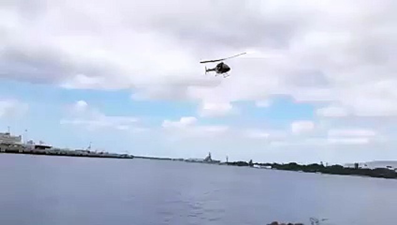 Helicopter Crash Near Pearl Harbor’s U.S.S. Arizona Memorial * VIDEO HD *