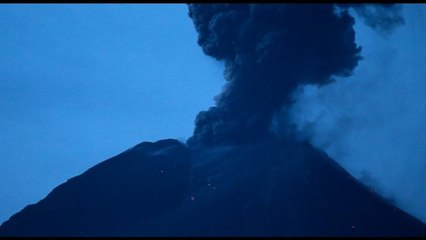 El volcán ecuatoriano Tungurahua arroja ceniza sobre poblados cercanos
