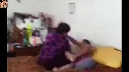 تختلي بولد أصغر منها وتفرج شتعمل الناس هبلو مالا قلة حياء