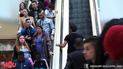 Yürüyen merdivende gay şakası