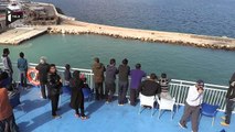 Reportage dans un bateau, de Lesbos à Athènes : un répit pour les migrants
