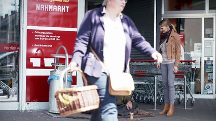 Video herunterladen: Obdachlos - Knallerfrauen mit Martina Hill | Die 3. Staffel