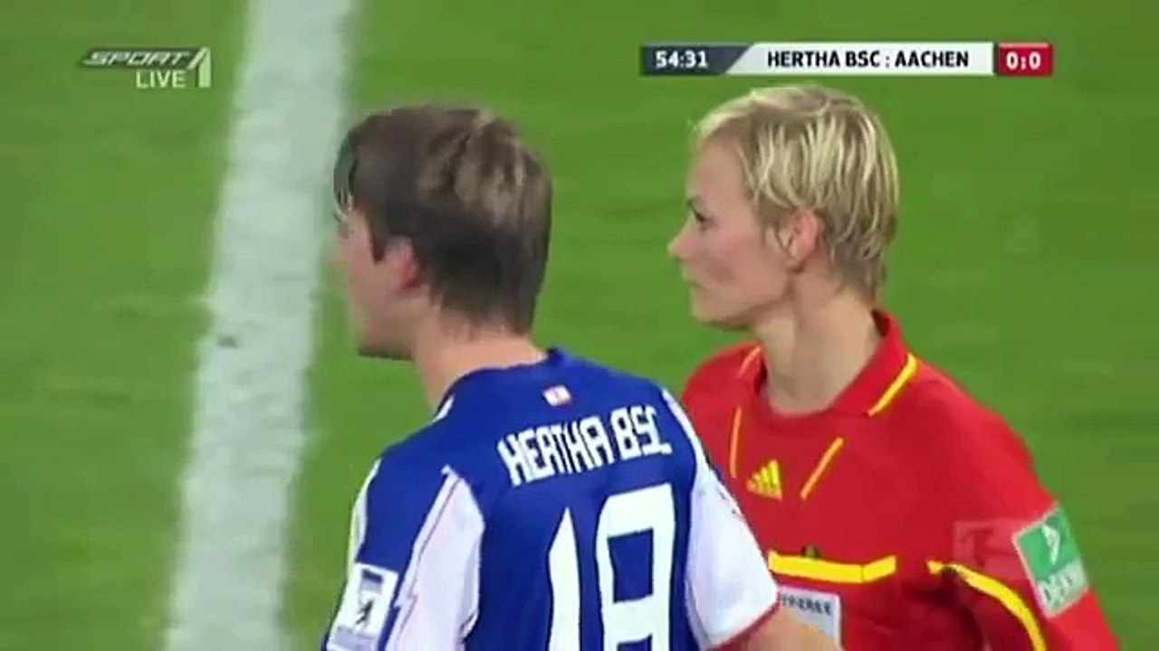 Drôle-allemande de Football Joueur Touche Féminine Arbitre du sein [de corriger les-mondes-info.blogspot.c