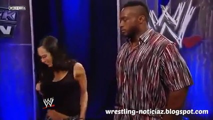 AJ Lee y Big E Langston a punto de besarse en SmackDown