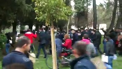 Ja momenti i grushtimit të policit bashkiak