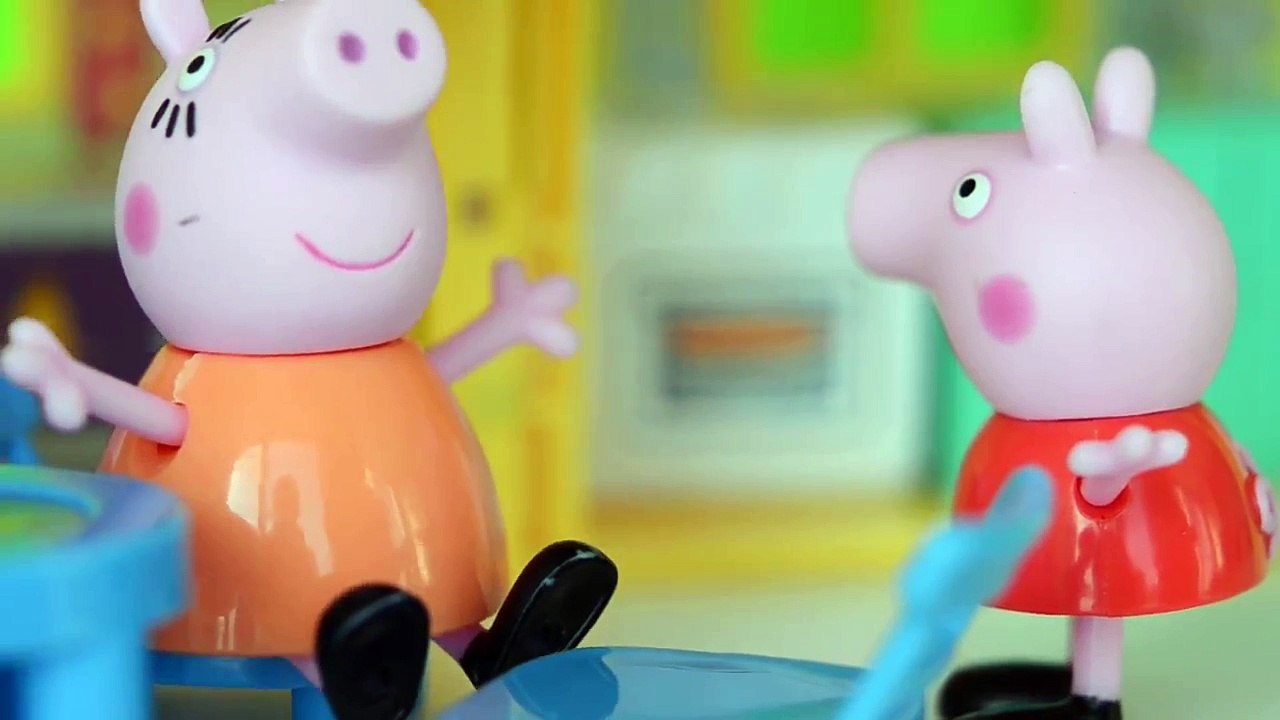 Pig George da Familia Peppa Pig em RELEMBRANDO O NASCIMENTO DO PIG GEORGE Completo em Portugues