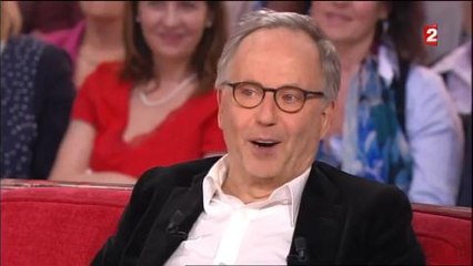 La robe courte de Marina Kaye amuse Fabrice Luchini