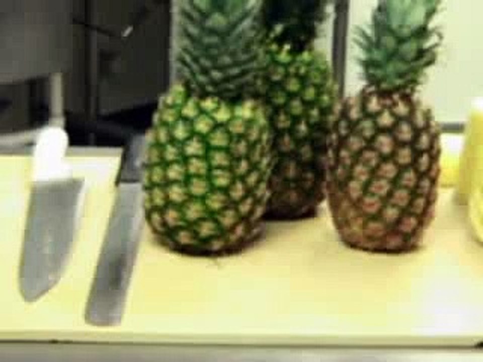 How to decorate a pineapple as a centerpiece