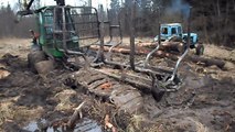 John Deere 810D stuck in mud, T 40AM helps, the rung was broken