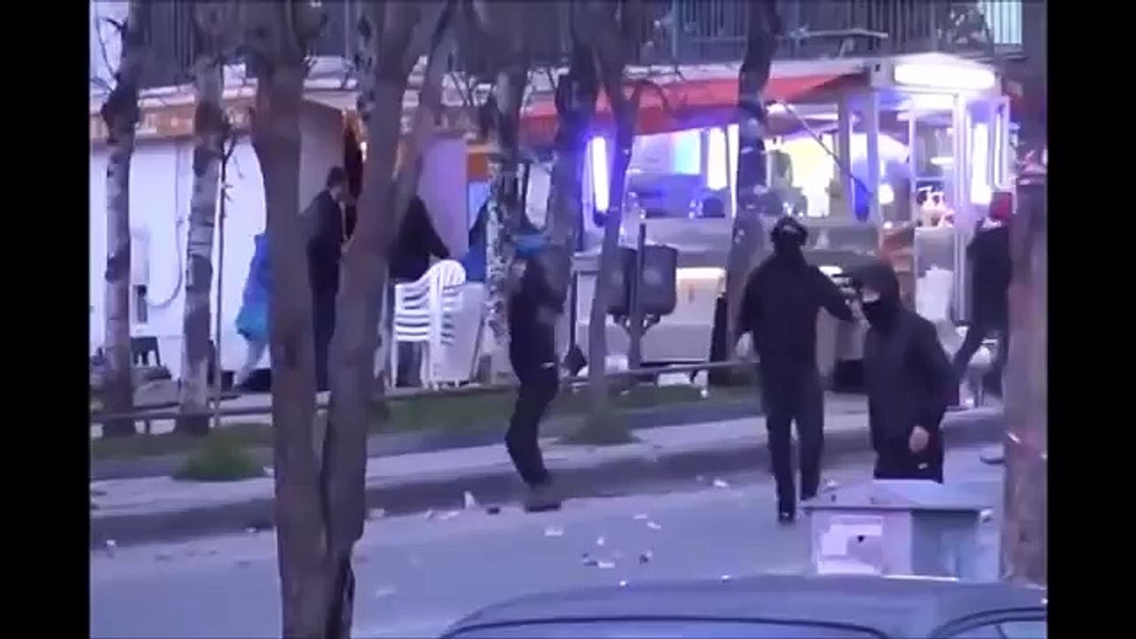 PAOK fans clash with police before the match against Olympiakos | 02.03.2016. HD