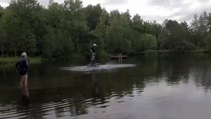 Il vole au-dessus de l’eau avec son hoverboard