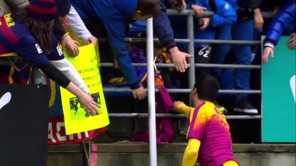 Luis Suárez Gives His Shirt To A Fan RESPECT