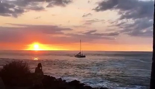 Un bateau poussé sur les rochers par les vagues
