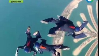 Артистизм российских парашютистов оценили в Дубае