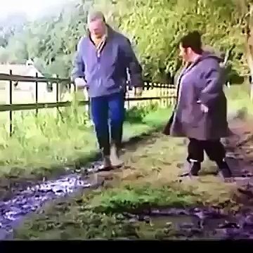 Чуть не угодила в яму