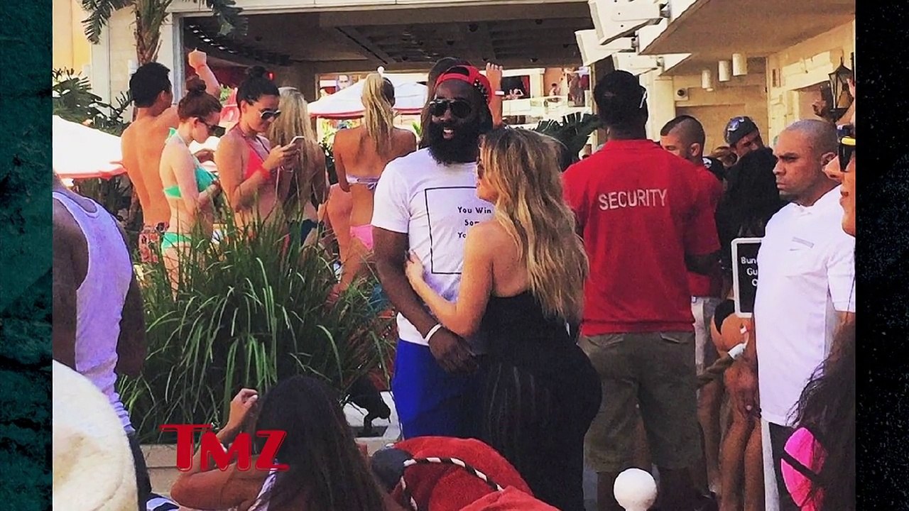 Khloe Kardashian’s Ass-vertisement!
