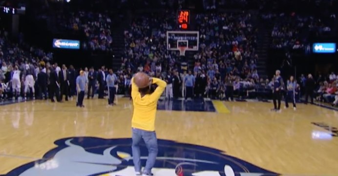 Ce fan Grizzlies remporte une Audi A3 avec un shoot bizarre !