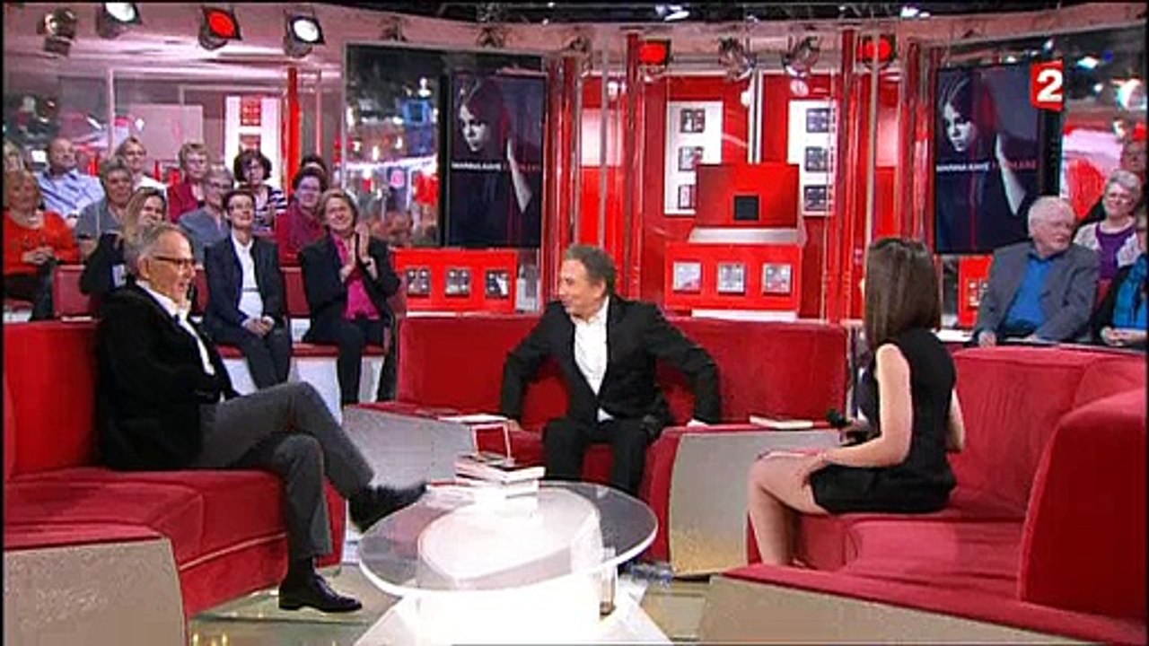 La jupe de Marina Kaye amuse beaucoup Fabrice Lucchini dans "Vivement dimanche" - Regardez