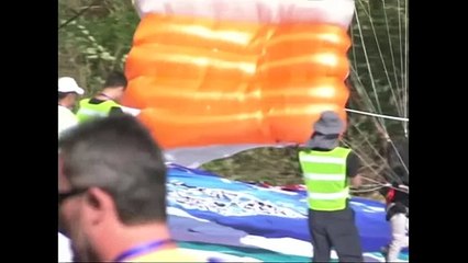 В Китае с самого высокого моста в мире прыгали парашютисты