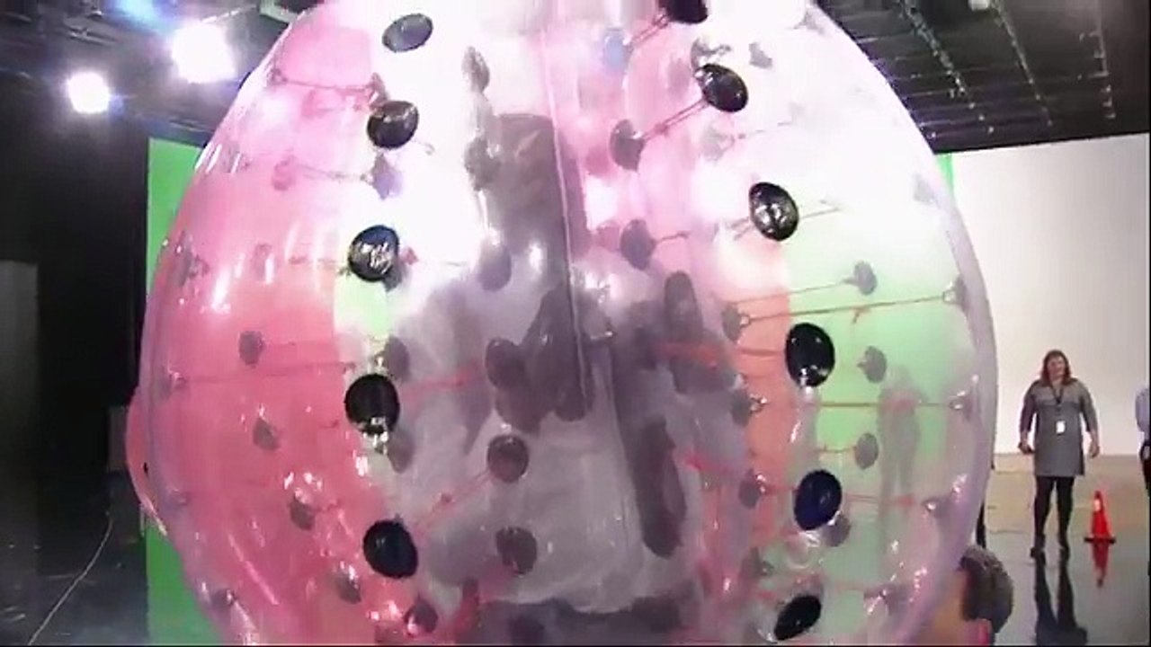 Shaquille O'Neal fait du KnockerBall contre des humains