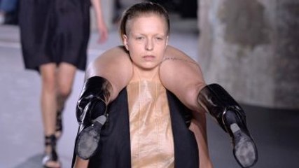 Sürreal Defile Tartışmalara Yol Açtı