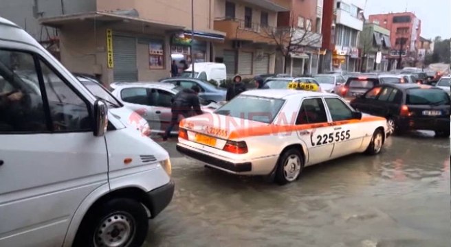 Reshjet intensive, përmbytje në rrugët e Durrësit, pezullohet puna në port