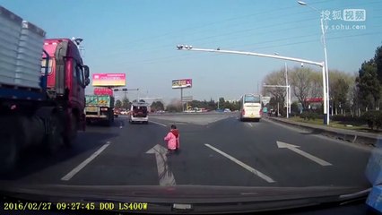 Un enfant de 2 ans tombe du coffre d'une voiture en Chine