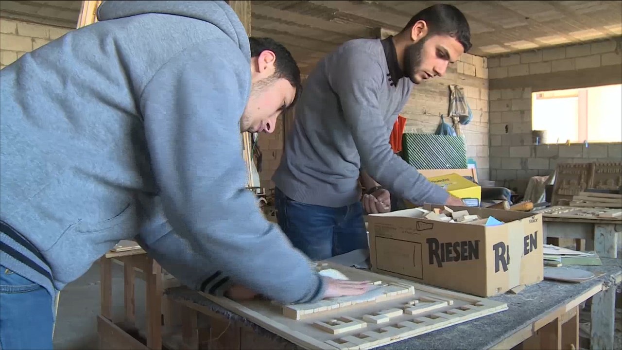 إعادة تدوير بقايا الأخشاب والمعادن بغزة