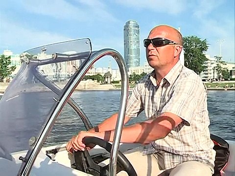 Вести-Урал. Парашютисты прыгают в центре Екатеринбурга. Европа-Азия 2015