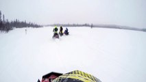 Il fait une blague à son pote en motoneige