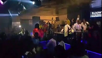 PAPE DIOUF chauffe le bloowy