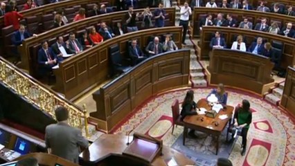 Espagne : le leader de Podemos embrasse un député sur la bouche