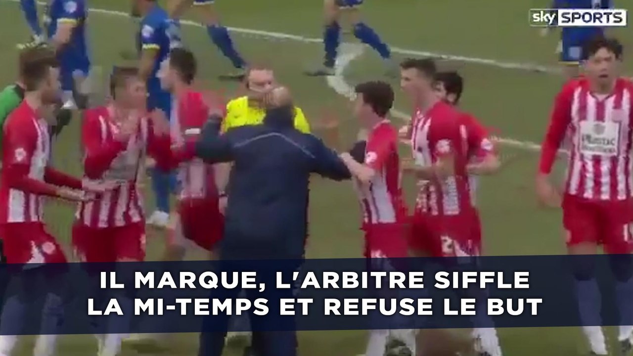Un joueur marque, l'arbitre siffle la mi-temps et refuse le but