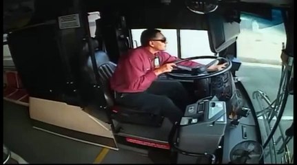 Incrível como este motorista não ficou ferido após violento acidente