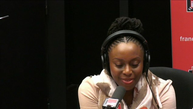 Chimamanda Ngozi Adichie sur H. Clinton : Aucun candidat ne dit Regardez, je suis grand-père