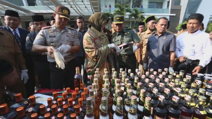 La policía de la sharía destruye cientos de botellas de alcohol en Indonesia