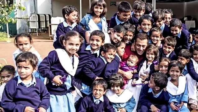 Salman Khan Poses With Wrestling Coach On The Sets Of SULTAN