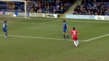 Un arbitre siffle la mi temps sur un but... Oups !!