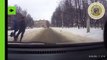 Vea como este auto se llevó por el medio a dos personas en Bielorrusia