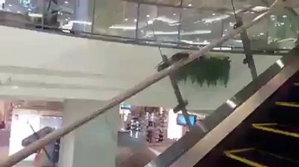 Un rat court sur un escalator a contre sens