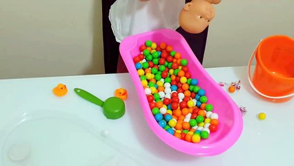 Oyuncak Bebeğim ve Ben Renkli Sakız Banyosu Yapıyoruz