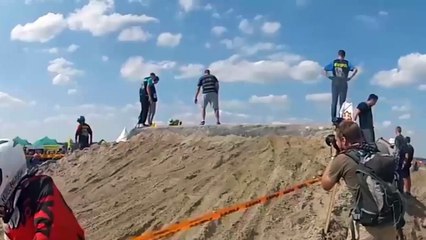 Jolie figure en enduro cross d’un looser