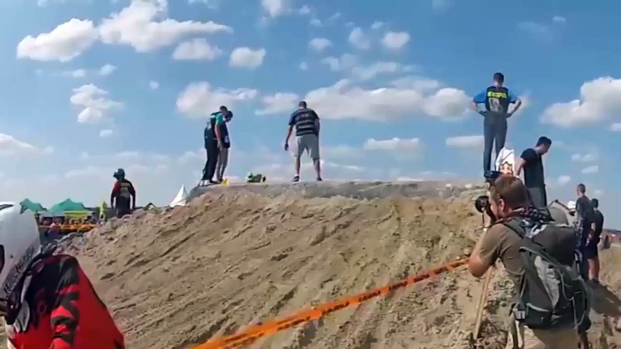 Jolie figure en enduro cross d’un looser