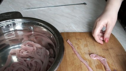 Чистка свиных кишок для колбасы