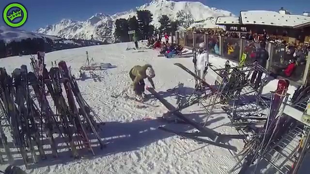 Une femme se vautre lamentablement en ski