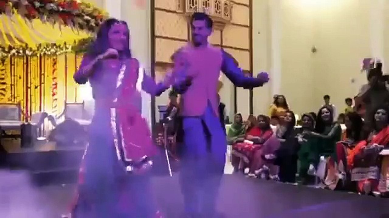 Maya Ali Dance on Song Gulabo at Wahaj Ali Mehndi 2016