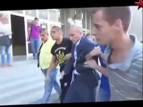 Правый сектор выкинул чиновника в мусорку