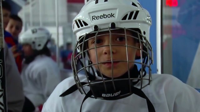 Хоккей это игра! - Смотрите на заднем плане этого видео!